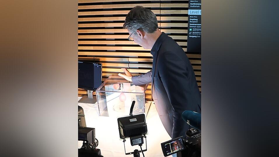 An einem Versuch legte der Minister selbst Hand an.