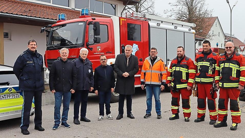 Vorbesprechung der Großübung, die am 16. November auf dem Viehmarktplatz stattfinden wird. Von links: Dieter Weidner (Polizeichef), Georg Hadersdorfer (zweiter Bürgermeister), Dr. Thomas Geiner (Navis), Fabian Eitner (Stadt Moosburg), Josef Dollinger (Bürgermeister), Martin Holzner (Leiter Bauhof), Christian Gunesch (FFW Moosburg), Rainer Göbl (FFW Pfrombach-Aich) und Max Braun (FFW Moosburg). Vorbesprechung der Großübung, die am 16. November auf dem Viehmarktplatz stattfinden wird. Von links: Dieter Weidner (Polizeichef), Georg Hadersdorfer (zweiter Bürgermeister), Dr. Thomas Geiner (Navis), Fabian Eitner (Stadt Moosburg), Josef Dollinger (Bürgermeister), Martin Holzner (Leiter Bauhof), Christian Gunesch (FFW Moosburg), Rainer Göbl (FFW Pfrombach-Aich) und Max Braun (FFW Moosburg).
