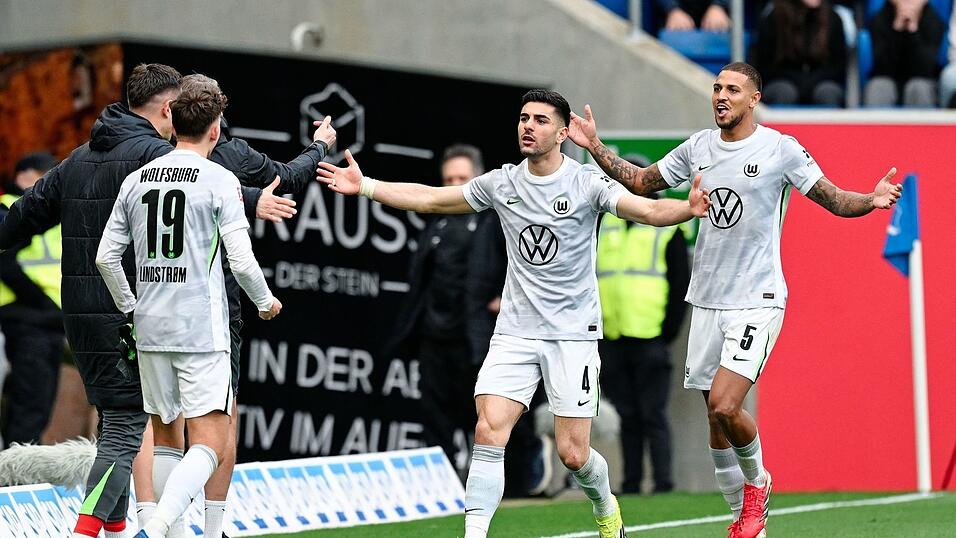 Konstantinos Koulierakis (M) freut sich &uuml;ber die Wolfsburger F&uuml;hrung.