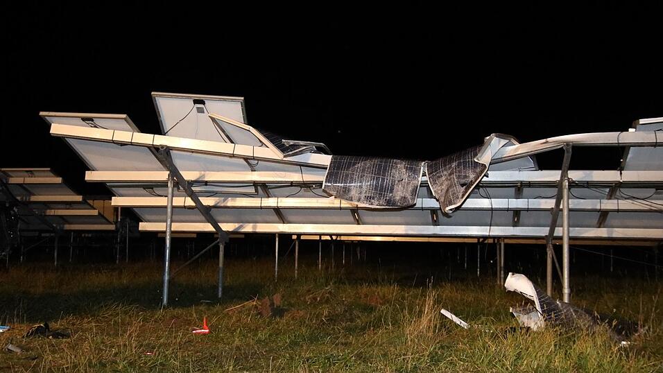 Bei einem schweren Unfall auf der A3 bei Barbing ist am Donnerstagabend ein junger Autofahrer t&ouml;dlich verungl&uuml;ckt. Sein Beifahrer wurde schwer verletzt.