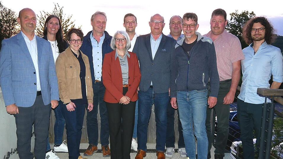 Der neue Vorstand der Bau-Innung Cham mit Obermeister Franz Wilhelm (links) blickt optimistisch in die Zukunft. Der neue Vorstand der Bau-Innung Cham mit Obermeister Franz Wilhelm (links) blickt optimistisch in die Zukunft.