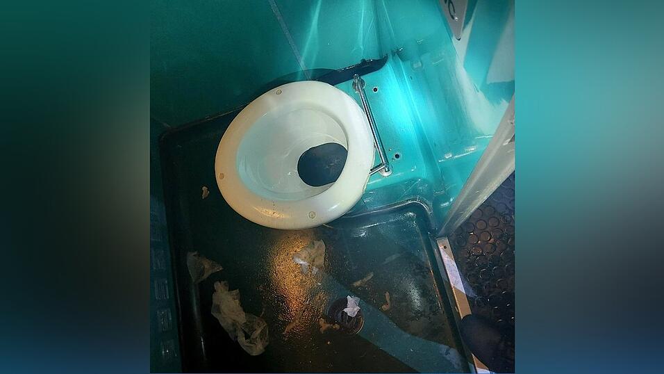 Anhänger des TSV 1860 München waren nach einer Auswärtsspiel-Niederlage in Regensburg wohl so frustriert, dass sie laut Polizei bei der Heimreise im Zug allerhand beschädigt haben. 