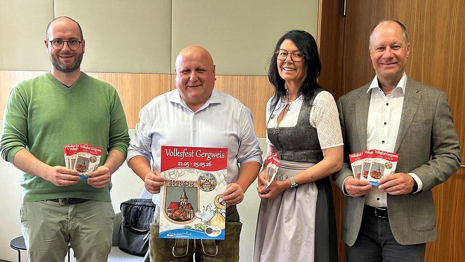 Vorfreude auf das Volksfest Gergweis: (v.l.) Benjamin Alber (Referent des OHO-Stadtmarketings, TC-Vorsitzender Konrad Breit und Sonja Weber vom Orga-Team des TC Gergweis und B&uuml;rgermeister Thomas Etschmann.