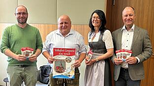 Vorfreude auf das Volksfest Gergweis: (v.l.) Benjamin Alber (Referent des OHO-Stadtmarketings, TC-Vorsitzender Konrad Breit und Sonja Weber vom Orga-Team des TC Gergweis und B&uuml;rgermeister Thomas Etschmann.