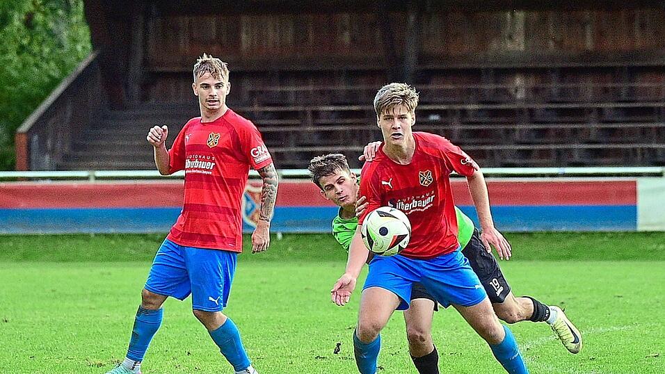 Erfreulich: Sechser Bastian Irrgang (am Ball) ist nach seiner Verletzung am Sprunggelenk wieder zurück im Kader des 1. FC Bad Kötzting. Erfreulich: Sechser Bastian Irrgang (am Ball) ist nach seiner Verletzung am Sprunggelenk wieder zurück im Kader des 1. FC Bad Kötzting.