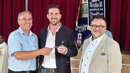 B&uuml;rgermeister Dominik Schindlbeck (Mitte) und Architekt Gerhard Gramalla (rechts) &uuml;bergeben den Schl&uuml;ssel an Feuerwehrvorsitzenden Thomas Eibl.