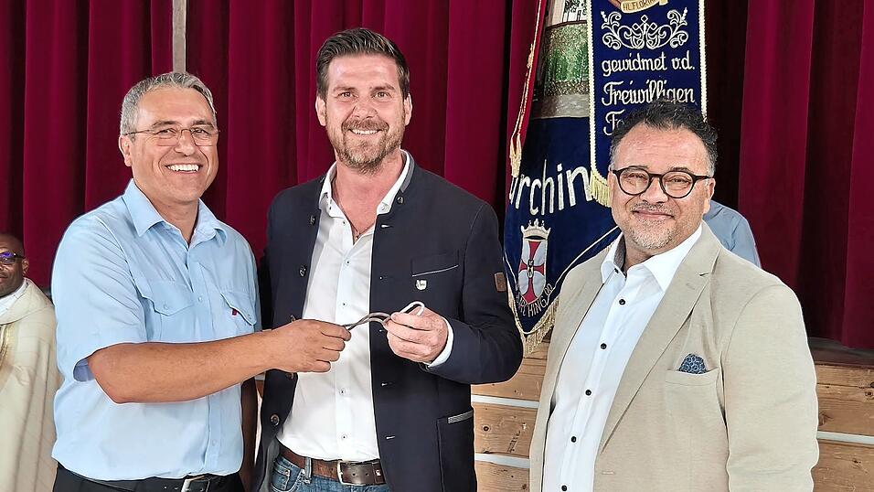 Bürgermeister Dominik Schindlbeck (Mitte) und Architekt Gerhard Gramalla (rechts) übergeben den Schlüssel an Feuerwehrvorsitzenden Thomas Eibl. Bürgermeister Dominik Schindlbeck (Mitte) und Architekt Gerhard Gramalla (rechts) übergeben den Schlüssel an Feuerwehrvorsitzenden Thomas Eibl.