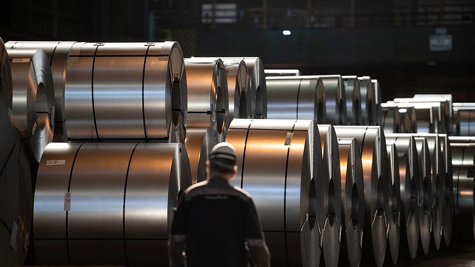 IG Metall und das Management der Thyssenkrupp-Stahlsparte haben sich nach langen Verhandlungen auf einen harten Sparkurs verständigt. (Archivbild)