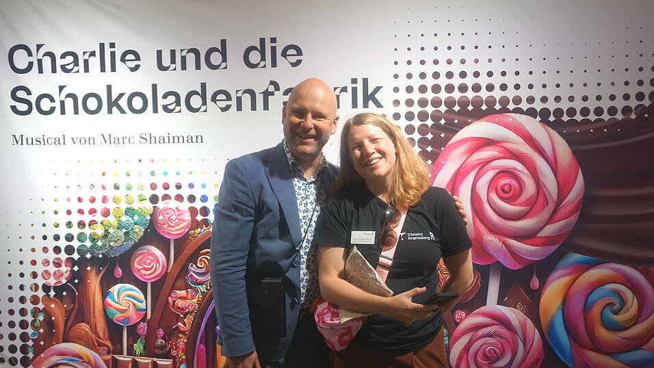 Intendant Sebastian Ritschel mit Stina Walterbach, die für die digitale Kommunikation zuständig ist, am Fotospot. Intendant Sebastian Ritschel mit Stina Walterbach, die für die digitale Kommunikation zuständig ist, am Fotospot.
