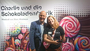 Intendant Sebastian Ritschel mit Stina Walterbach, die für die digitale Kommunikation zuständig ist, am Fotospot.