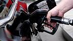 Am Dienstagmittag kostete der Liter Super im Durchschnitt 1,86 Euro, für E10 waren 1,81 Euro fällig und für Diesel 1,72 Euro. Nächste Woche dürften sie mit dem Auslaufen des Tankrabatts in die Höhe schießen. Am Dienstagmittag kostete der Liter Super im Durchschnitt 1,86 Euro, für E10 waren 1,81 Euro fällig und für Diesel 1,72 Euro. Nächste Woche dürften sie mit dem Auslaufen des Tankrabatts in die Höhe schießen.