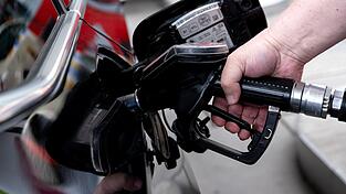 Am Dienstagmittag kostete der Liter Super im Durchschnitt 1,86 Euro, für E10 waren 1,81 Euro fällig und für Diesel 1,72 Euro. Nächste Woche dürften sie mit dem Auslaufen des Tankrabatts in die Höhe schießen. Am Dienstagmittag kostete der Liter Super im Durchschnitt 1,86 Euro, für E10 waren 1,81 Euro fällig und für Diesel 1,72 Euro. Nächste Woche dürften sie mit dem Auslaufen des Tankrabatts in die Höhe schießen.