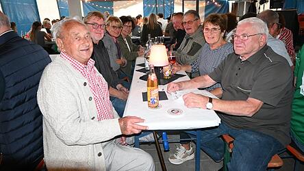 Ehrenmitglied Hans Hahn (links) erzählte aus der Geschichte des TVA-Fußballs. 1951 hatte er dort bei der Jugend begonnen und erhielt 19 53 seinen Spielerpass. Ehrenmitglied Hans Hahn (links) erzählte aus der Geschichte des TVA-Fußballs. 1951 hatte er dort bei der Jugend begonnen und erhielt 19 53 seinen Spielerpass.