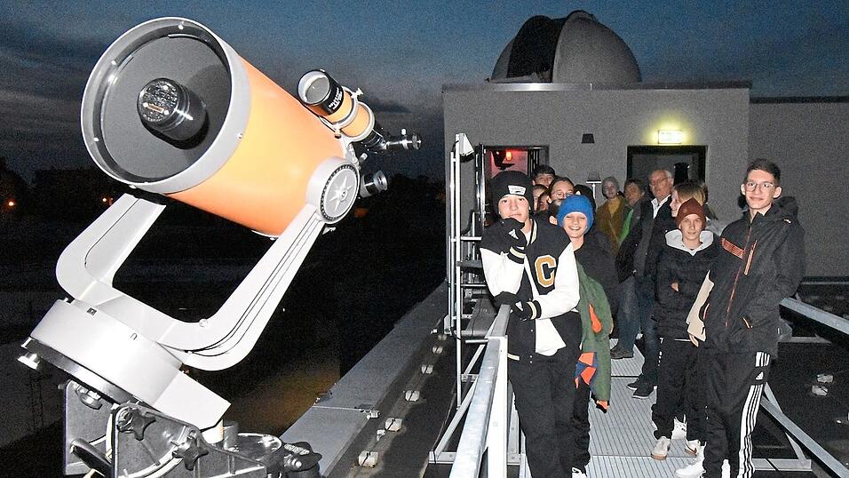 Ein gutes Training ist es, zun&auml;chst einmal den Himmel mit blo&szlig;em Auge zu beobachten, um sich besser orientieren zu k&ouml;nnen.