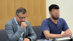 Ein 28 Jahre alter Syrer (rechts im Bild neben dem Dolmetscher), der vor seiner Inhaftierung in Furth im Wald wohnte, musste sich unter anderem wegen versuchten Totschlags vor dem Schwurgericht verantworten.