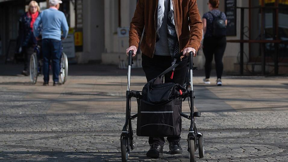 Viele pflegebedürftige Menschen werden von ihren Angehörigen versorgt. (Symbolbild) Viele pflegebedürftige Menschen werden von ihren Angehörigen versorgt. (Symbolbild)