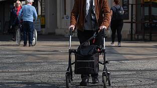 Viele pflegebedürftige Menschen werden von ihren Angehörigen versorgt. (Symbolbild) Viele pflegebedürftige Menschen werden von ihren Angehörigen versorgt. (Symbolbild)