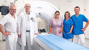 Das neue Computertomografie-System (CT) am Donau-Isar-Klinikum Deggendorf erweitert die diagnostischen Möglichkeiten insbesondere in der Herz- und Schlaganfalldiagnostik sowie bei minimalinvasiven Eingriffen. Gemeinsam freuen sich über die Inbetriebnahme des neuen Systems Oberarzt Dr. Klaus Meier (v.l.), Privat-Dozent Dr. Florian Schwarz, Chefarzt des Instituts für Radiologie, Zentrum für bildgebende Diagnostik und interventionelle Therapie, DIK-Vorstand Amelie Becher, Leitende MTRA Sabrina Billmaier und MTRA Marcus Ernst. Das neue Computertomografie-System (CT) am Donau-Isar-Klinikum Deggendorf erweitert die diagnostischen Möglichkeiten insbesondere in der Herz- und Schlaganfalldiagnostik sowie bei minimalinvasiven Eingriffen. Gemeinsam freuen sich über die Inbetriebnahme des neuen Systems Oberarzt Dr. Klaus Meier (v.l.), Privat-Dozent Dr. Florian Schwarz, Chefarzt des Instituts für Radiologie, Zentrum für bildgebende Diagnostik und interventionelle Therapie, DIK-Vorstand Amelie Becher, Leitende MTRA Sabrina Billmaier und MTRA Marcus Ernst.