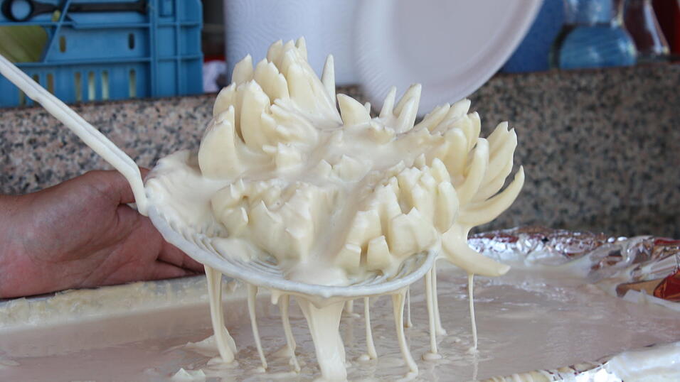 Danach taucht Elisabeth Rösch-Gugel die Zwiebelrose in den Bierteig. Danach taucht Elisabeth Rösch-Gugel die Zwiebelrose in den Bierteig.