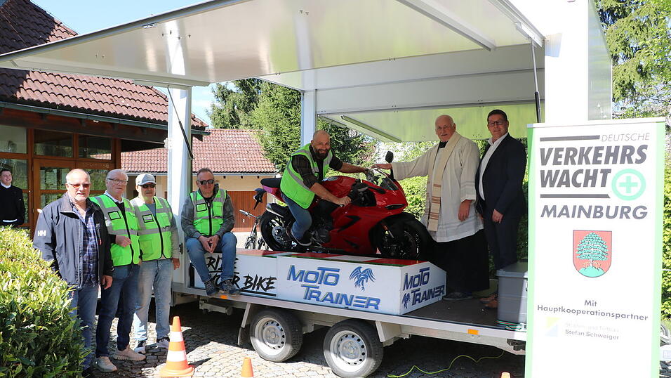 Ein hei&szlig;er Ritt auf der roten Ducati samt Kurvenfeeling gef&auml;llig? Der neue Motorradsimulator der Verkehrswacht macht es m&ouml;glich. Bei der gestrigen Pr&auml;sentation mit dabei (v. l.): Uli Deser, Peter Zehentmeier, Jakob und G&uuml;nther Rottmaier, Patrick Gernetzky, Pfarrer Paulus und B&uuml;rgermeister Fichtner.