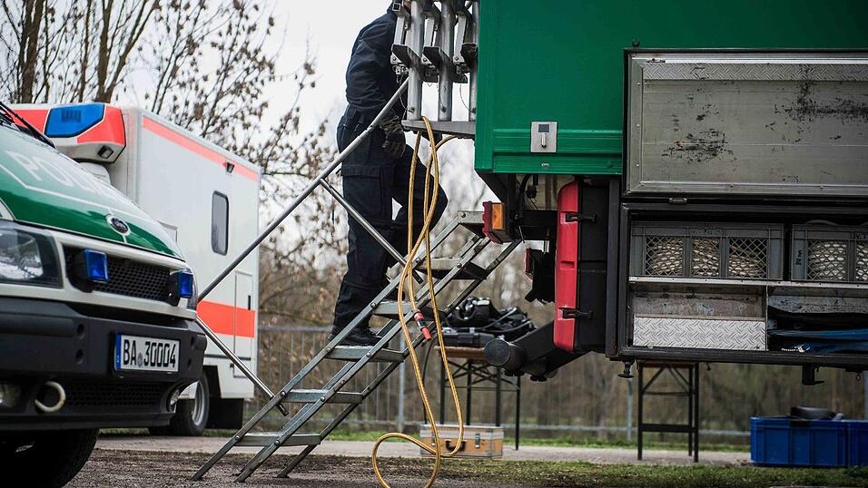 Freitagmorgen: Polizeitaucher machen sich für ihren Einsatz in der eiskalten Donau bereit. Leichenspürhunde hatten dort gestern bei der Suche nach der vermissten Malina an einer bestimmten Stelle angeschlagen. Freitagmorgen: Polizeitaucher machen sich für ihren Einsatz in der eiskalten Donau bereit. Leichenspürhunde hatten dort gestern bei der Suche nach der vermissten Malina an einer bestimmten Stelle angeschlagen.