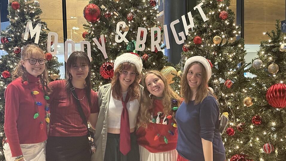 Magdalena im Weihnachts-Outfit (links) mit Freundinnen.
