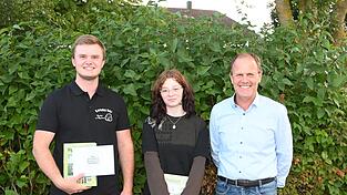 Die geehrten Einser-Absolventen Tobias Hofbauer (l.) und Julia Reißer mit Bürgermeister Leonhard Berger.
