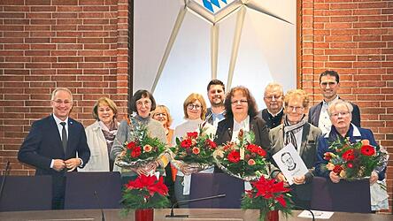 Die Preistr&auml;ger Maria Birkeneder (rechts) und der Arbeitskreis Heimatgeschichte Mitterfels mit Franz Tosch, im Verein verantwortlich f&uuml;r das &bdquo;Mitterfelser Magazin&ldquo; und den Internet-Auftritt, Vorsitzender Elisabeth Vogl, stellvertretender Vorsitzenden Cornelia Landstorfer, Schriftf&uuml;hrerin Gertrud Graf sowie Robert Elsberger von der Sparkasse Niederbayern-Mitte (von rechts nach links). Die Bank hat den Landkreis beim Ankauf neuer Medaillen unterst&uuml;tzt. Zweite Reihe von rechts: Andreas Liebl, B&uuml;rgermeister von Mitterfels, Landrat Josef Laumer und seine Stellvertreter Andreas Aichinger, Martha Altweck-Gl&ouml;bl und Barbara Unger