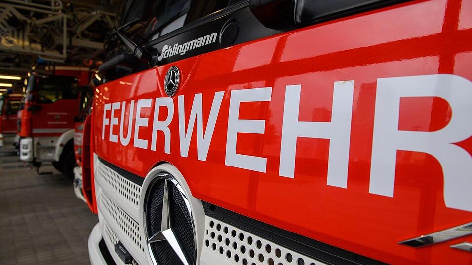 Feuerwehrkräfte saugten das Wasser aus dem Labor ab. (Symbolbild) Feuerwehrkräfte saugten das Wasser aus dem Labor ab. (Symbolbild)