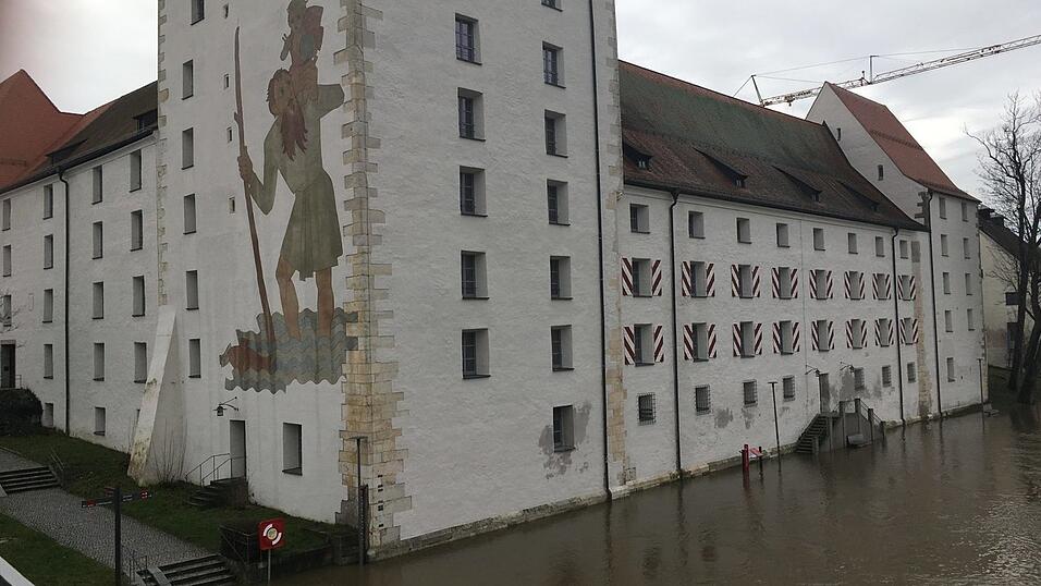 Gegen Mittag hatte der Pegel der Donau bei Straubing bereits die Marke von 510 Zentimetern &uuml;berschritten. Aufgenommen an der Schlossbr&uuml;cke.