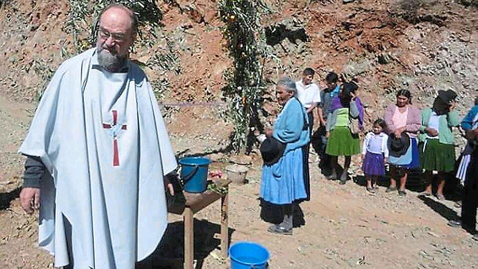 Pater Otto segnet ein abgeschlossenes Wasserprojekt in einem Bergdorf der Pfarrei Camargo.