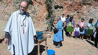 Pater Otto segnet ein abgeschlossenes Wasserprojekt in einem Bergdorf der Pfarrei Camargo. Pater Otto segnet ein abgeschlossenes Wasserprojekt in einem Bergdorf der Pfarrei Camargo.