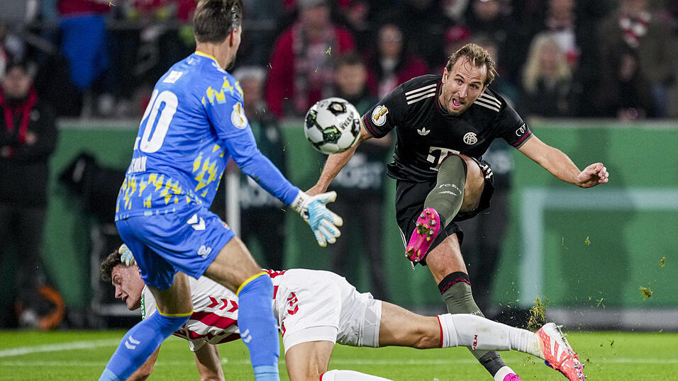 „Ihm gelingt gerade fast alles“, hatte der Straubinger Eric Martel unserer Redaktion zu Wochenbeginn über Bayern-Topstürmer Harry Kane gesagt – und das bewahrheitete sich auch in dieser entscheidenden Szene: Kane schüttelt seinen Manndecker Martel ab und zirkelt den Ball aus der Drehung an Keeper Ron-Robert Zieler zum 2:1 ins Tor. „Weltklasse“ attestierte ARD-Experte Bastian Schweinsteiger dem Engländer dafür. „Ihm gelingt gerade fast alles“, hatte der Straubinger Eric Martel unserer Redaktion zu Wochenbeginn über Bayern-Topstürmer Harry Kane gesagt – und das bewahrheitete sich auch in dieser entscheidenden Szene: Kane schüttelt seinen Manndecker Martel ab und zirkelt den Ball aus der Drehung an Keeper Ron-Robert Zieler zum 2:1 ins Tor. „Weltklasse“ attestierte ARD-Experte Bastian Schweinsteiger dem Engländer dafür.
