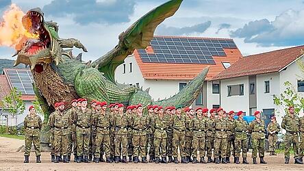 Die angetretenen Rekruten vor dem feuerspeienden Drachen: Ein Bild, das es wohl bei einem Bundeswehr-Gel&ouml;bnis noch nie gab.