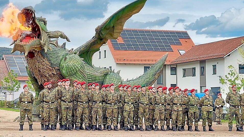 Die angetretenen Rekruten vor dem feuerspeienden Drachen: Ein Bild, das es wohl bei einem Bundeswehr-Gel&ouml;bnis noch nie gab.
