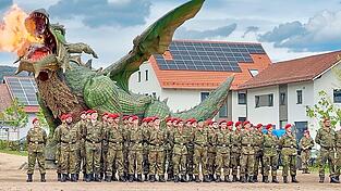 Die angetretenen Rekruten vor dem feuerspeienden Drachen: Ein Bild, das es wohl bei einem Bundeswehr-Gel&ouml;bnis noch nie gab.