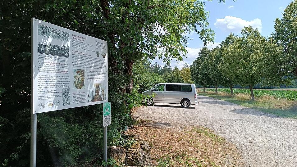 Start der Rundtoru ist am Parkplatz der Wallfahrtskirche oberhalb von Binabiburg - der Kiesweg führt geradewegs nach Treidlkofen. Start der Rundtoru ist am Parkplatz der Wallfahrtskirche oberhalb von Binabiburg - der Kiesweg führt geradewegs nach Treidlkofen.