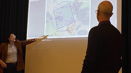 B&uuml;rgermeisterin Andrea Wei&szlig; hatte von ihrem Bauamtteam eine Karte aufgrund der Darstellung im Projektatlas erstellen lassen. Der Abstand zu Schmidhof sei k&uuml;rzer, als von Tennet angegeben.