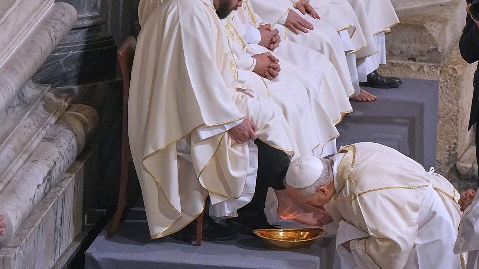 Franziskus hatte H&auml;ftlingen und auch Muslimen und Frauen die F&uuml;&szlig;e gewaschen - Leo legt wieder mehr Wert auf Tradition.