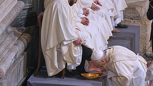 Franziskus hatte H&auml;ftlingen und auch Muslimen und Frauen die F&uuml;&szlig;e gewaschen - Leo legt wieder mehr Wert auf Tradition.