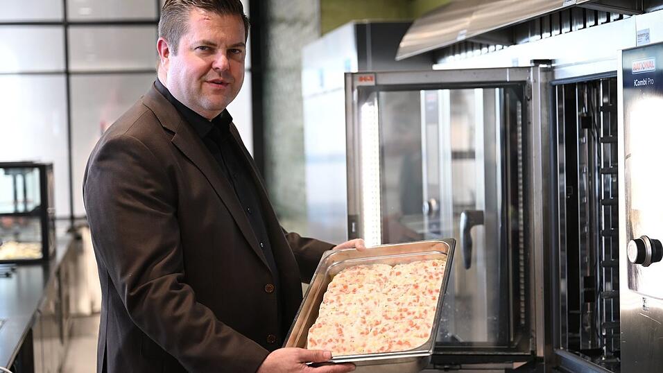 Firmenchef Jan-Peer Laabs h&auml;lt im Betriebsrestaurant der Apetito-Zentrale eine Schale mit Lachs-Auflauf in der Hand.