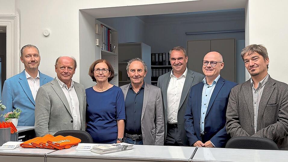 Andr&eacute; Naumann (v. l.), Hans-Peter Summer, Margit Staudinger-Pfeffer, Gerhard Pfeffer, Alfred Holzner, Christian Maier und Jakob Fuchs in der neuen Praxis.