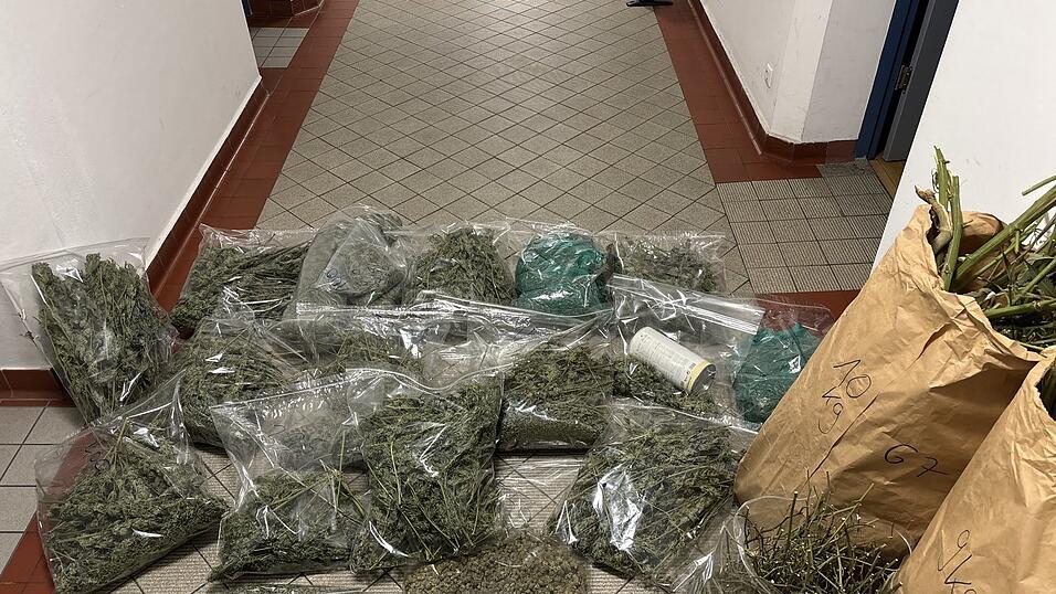 Ein 19-jähriger Bekannter der beiden Brüder war bereits Mitte November mit rund zwei Kilo Marihuana im Auto erwischt und vorläufig festgenommen worden. Ein 19-jähriger Bekannter der beiden Brüder war bereits Mitte November mit rund zwei Kilo Marihuana im Auto erwischt und vorläufig festgenommen worden.