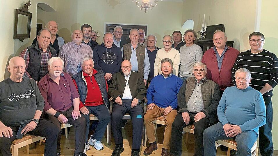 Organisator Sepp Fruhmann Berger (sitzend 2.v.l.) und die ehemaligen Kameraden mit ihrem damaligen Kompaniechef Klaus-Dieter Zirkelbach (sitzend 4.v.l.)