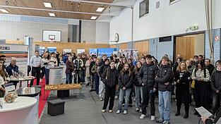 Neuntklässler, ihre Eltern und 30 Aussteller waren beim Berufsorientierungstag in der Realschule anwesend. Neuntklässler, ihre Eltern und 30 Aussteller waren beim Berufsorientierungstag in der Realschule anwesend.