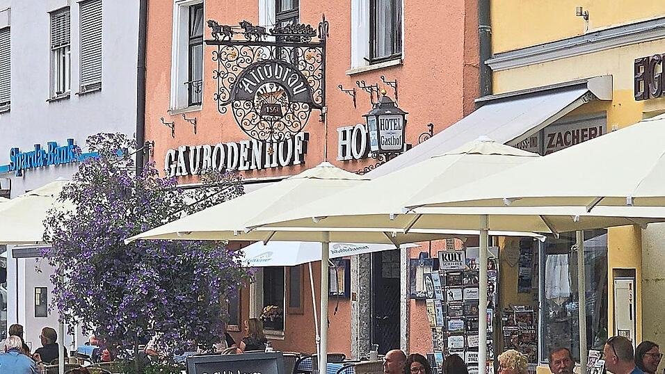 Gastronomin Waltraud Vajs betont, dass die Ger&uuml;chte &uuml;ber eine Schlie&szlig;ung ihres G&auml;ubodenhofs nicht stimmen und kann dar&uuml;ber nur lachen.