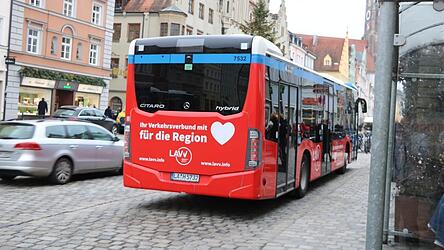 Die kostenfreie Busbeförderung an den vier Adventssamstagen war eine „Weihnachtsaktion“ des Landshuter Verkehrsverbunds. Da dieser wegen des Beitritts von Stadt und Landkreis zum MVV zum Jahresende aufgelöst wird, gibt es die Aktion in diesem Advent nicht mehr.