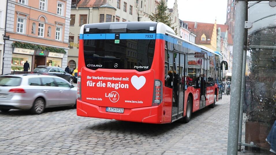 Die kostenfreie Busbef&ouml;rderung an den vier Adventssamstagen war eine &bdquo;Weihnachtsaktion&ldquo; des Landshuter Verkehrsverbunds. Da dieser wegen des Beitritts von Stadt und Landkreis zum MVV zum Jahresende aufgel&ouml;st wird, gibt es die Aktion in diesem Advent nicht mehr.