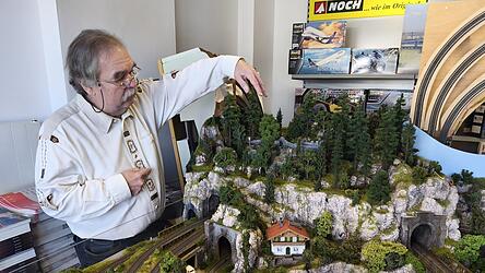 Waldemar Aumiller f&uuml;hrt durch die vielen Details einer seiner Eisenbahnmodellanlagen.