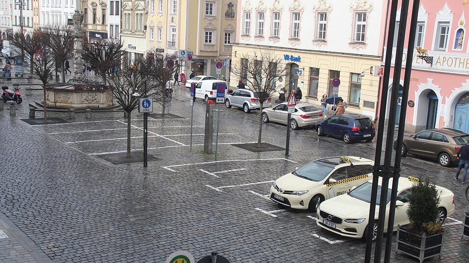Die drei Taxistellpl&auml;tze rechts bleiben, die sechs vor dem Jakobsbrunnen w&uuml;rden nach dem Beschluss des Ordnungsausschusses ersatzlos wegfallen. Die Suche nach einer L&ouml;sung ist er&ouml;ffnet.